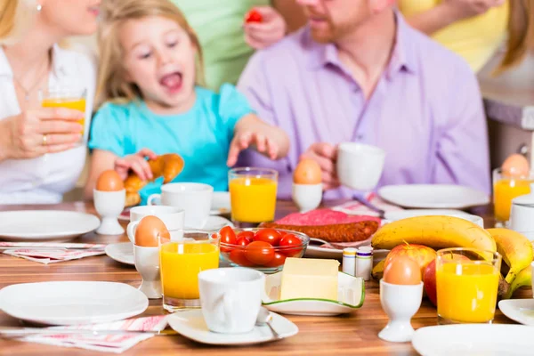 Familie gezamenlijk ontbijten in de keuken — Stockfoto