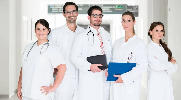 Team med läkare på sjukhus — Stockfoto