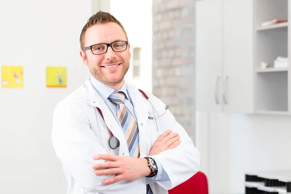 Jovem médico em cirurgia — Fotografia de Stock