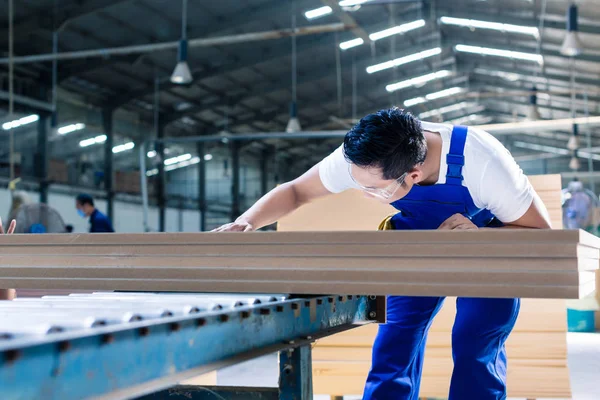 Falegname in laboratorio di legno asiatico che lavora su tavole — Foto Stock