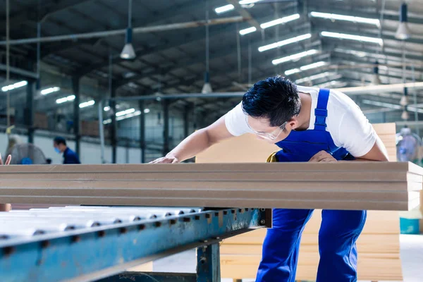 Tischler in asiatischer Holzwerkstatt arbeitet auf Brettern — Stockfoto