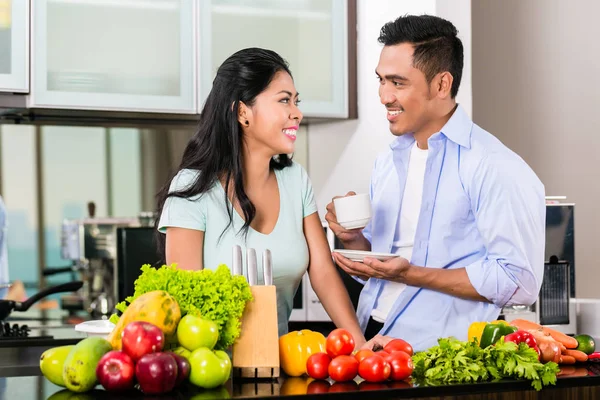 Asian couple cooking food together in kitchen — Stock Photo, Image