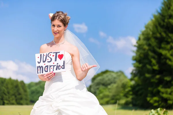 Невеста как автостопщик - свадебная концепция — стоковое фото