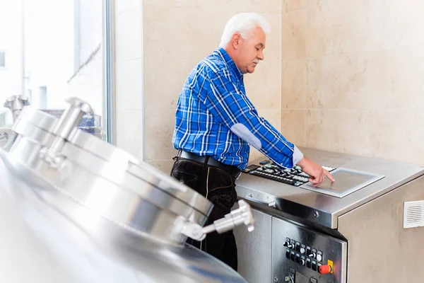 Brouwer in Bierbrouwerij — Stockfoto