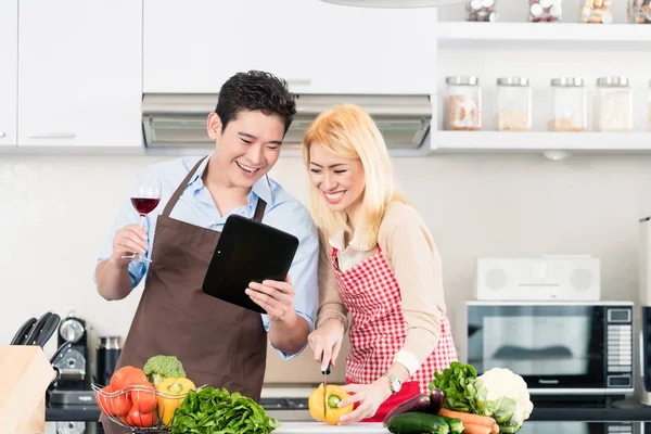 Asiatisches Paar kocht — Stockfoto