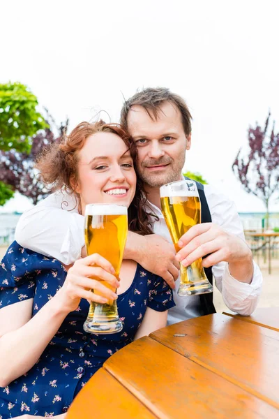 Мужчина и женщина пьют пиво — стоковое фото