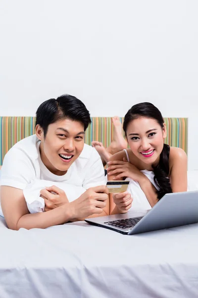 중국 부부 자신의 침실에서 온라인 쇼핑 — 스톡 사진