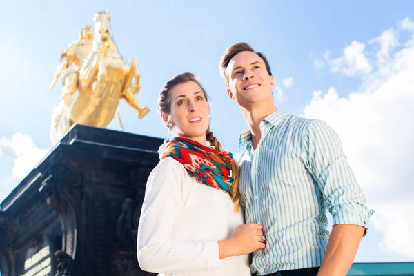 Couple à Dresde avec statue de Goldener Reiter — Photo