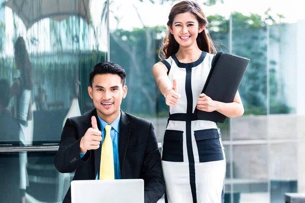 Asiatico businesspeople working fuori su laptop — Foto Stock