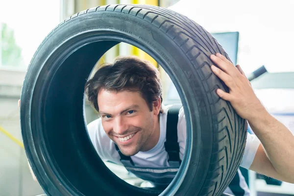 Auto mecânico mudando pneu — Fotografia de Stock