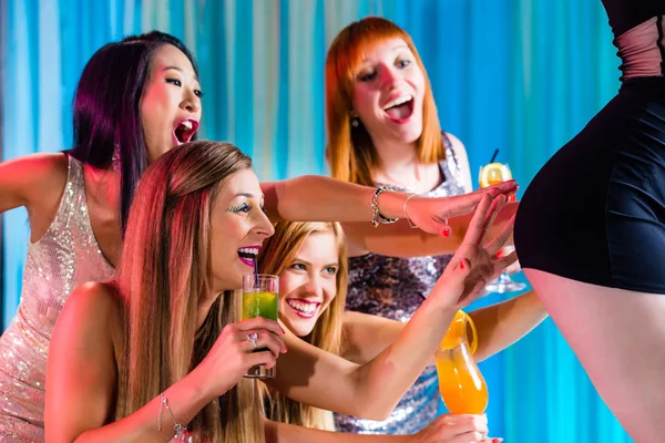 Pijany kobiety w klubie ze striptizem — Zdjęcie stockowe