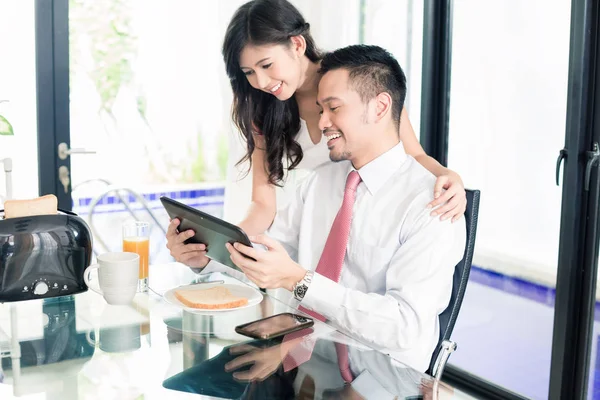 Couple having breakfast before man goes to office — Stock Photo, Image