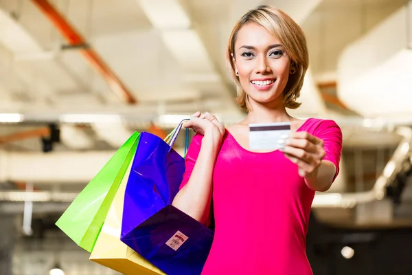 Asian young woman paying with credit card — Stock Photo, Image