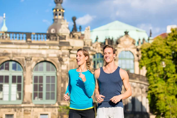 Couple running in Dresden — Stock Photo, Image