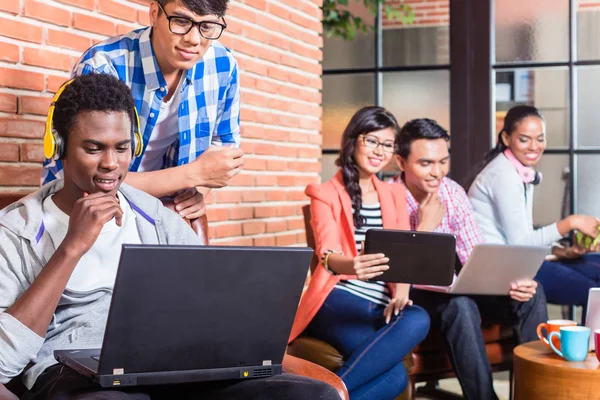 Groep van studenten van de diversiteit — Stockfoto