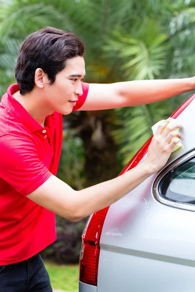 Aziatisch mens schoonmaken en wassen van de auto — Stockfoto