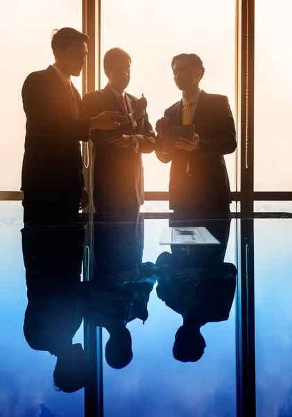 Asiatiska affärsmän har konversation i konferensrum — Stockfoto