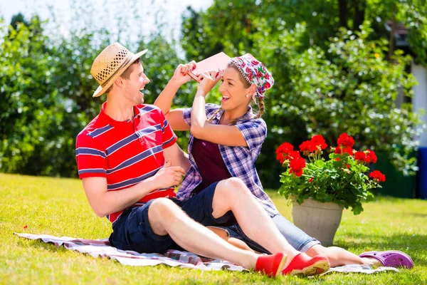 Par har argumentet i trädgården — Stockfoto