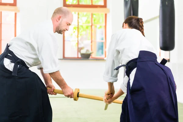 Férfi és nő birtoklás-Aikido kard küzdelem — Stock Fotó
