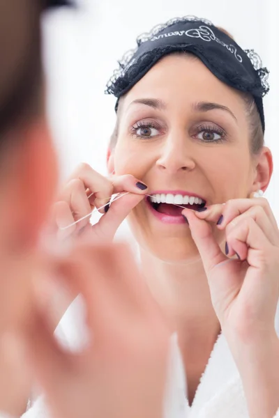 Mulher de limpeza de dentes com fio dental — Fotografia de Stock