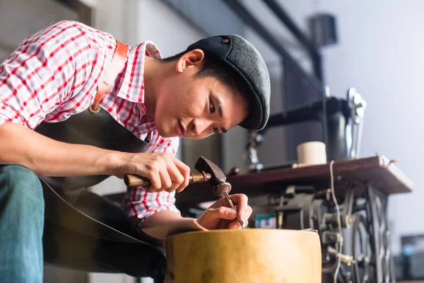 Zapatero asiático o fabricante de cinturón en su taller de cuero —  Fotos de Stock