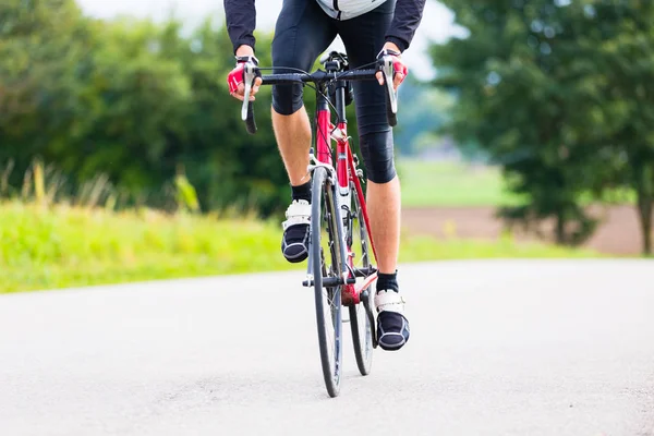 Rowerzysta w wyścigu rowerów — Zdjęcie stockowe