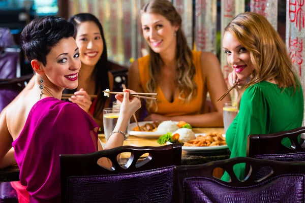 Jugendliche in asiatischem Restaurant — Stockfoto