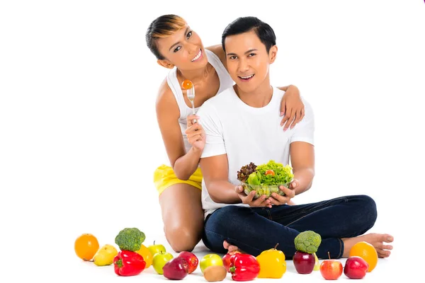 Asiático casal comer salada — Fotografia de Stock