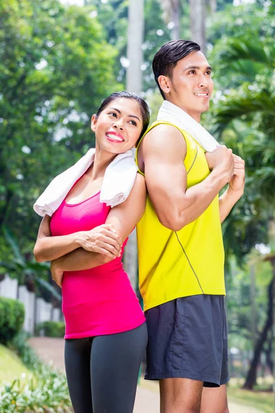 Asiática mujer y hombre durante la ejecución de entrenamiento — Foto de Stock