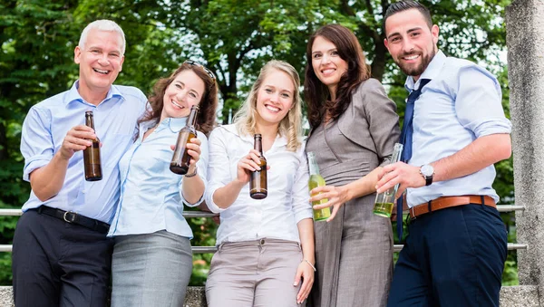 Biuro koledzy picie piwa po pracy — Zdjęcie stockowe