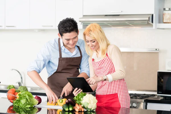 Aziatische paar koken — Stockfoto