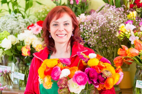 Florista trabalhando em loja de flores — Fotografia de Stock