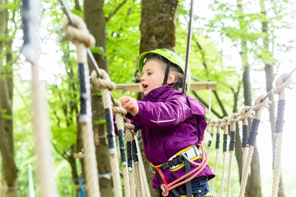 Fille escalade en cours de corde haute — Photo