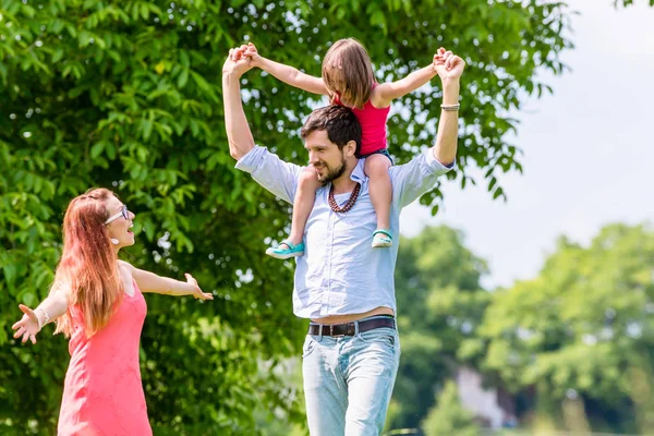 Aile walk - baba taşıyan çocuk onun omuz — Stok fotoğraf