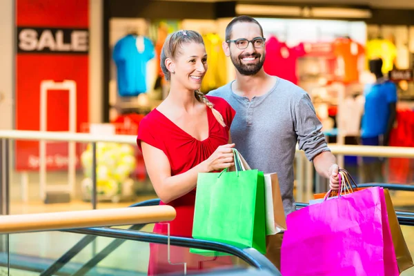 Couple dans le centre commercial — Photo