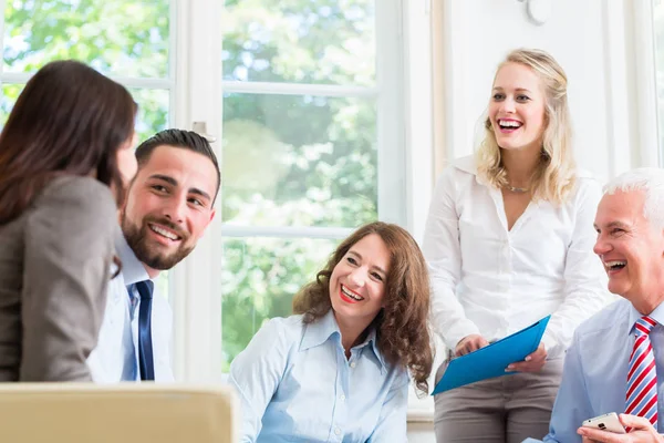 Affärskvinnor och män i office med presentation — Stockfoto