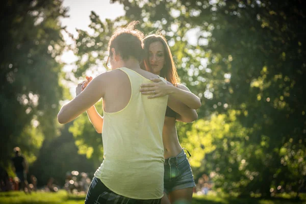 Casal bachata dançando no parque — Fotografia de Stock