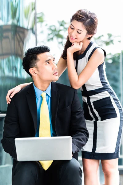 Asiatische Geschäftsleute mit Problem sexueller Belästigung — Stockfoto