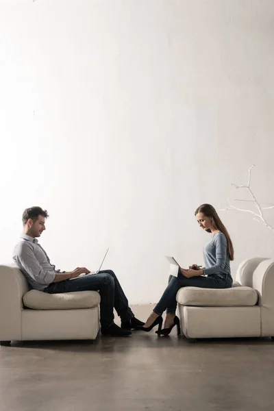 Man en vrouw zitten — Stockfoto