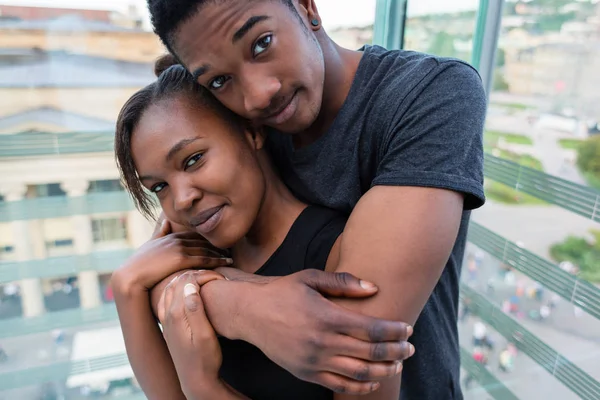 Couple afro-américain amoureux — Photo