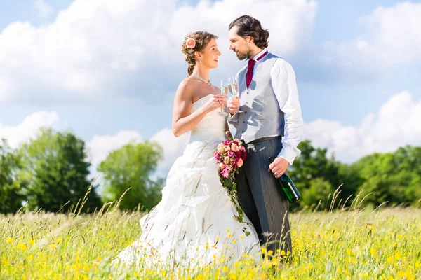 Pareja nupcial celebra el día de la boda con champán — Foto de Stock