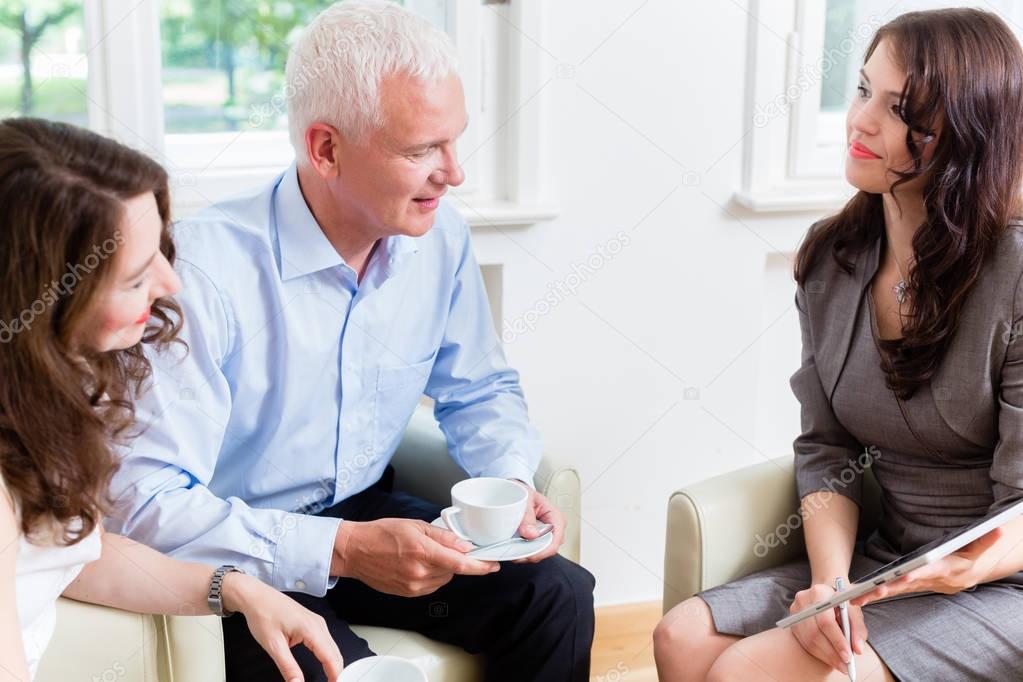 Advisor giving investment advice to senior couple — Stock Photo