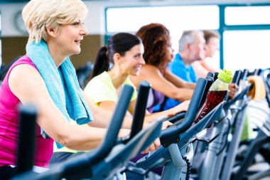 Erkekler ve kadınlar için spor iplik fitness yapıyor