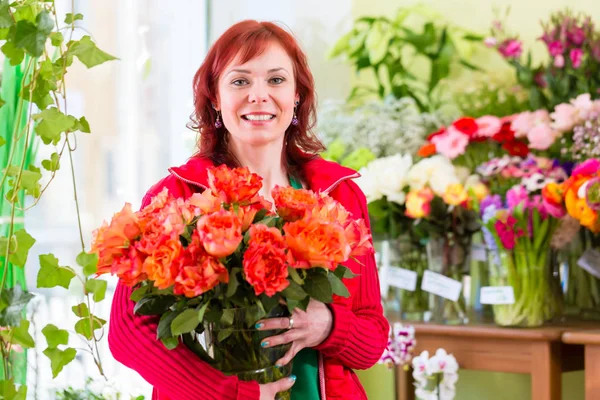 Toko bunga bekerja di toko bunga — Stok Foto