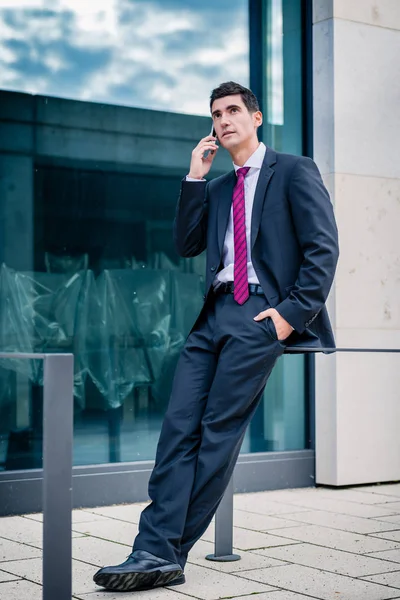 Hombre vestido inteligente hablando por teléfono — Foto de Stock