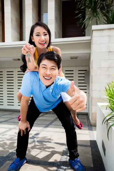 Chinês mulher e homem desfrutando a nova casa — Fotografia de Stock