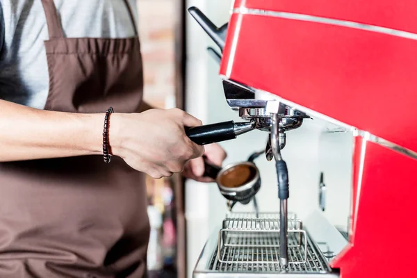 Barista koffie op portafilter machine in café voorbereiden — Stockfoto