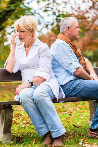 Мужчина и женщина старшего возраста спорят — стоковое фото