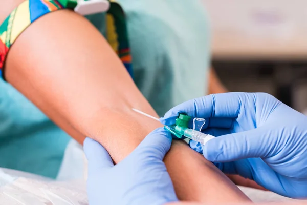 Arzt oder Krankenschwester entnimmt Blutprobe — Stockfoto