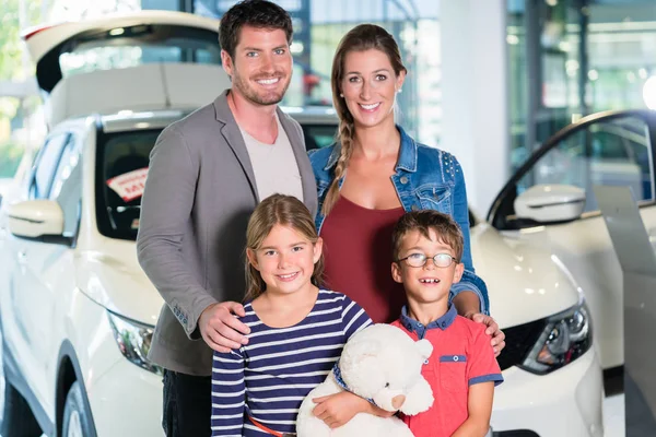 Семья с детьми покупает новый автомобиль — стоковое фото